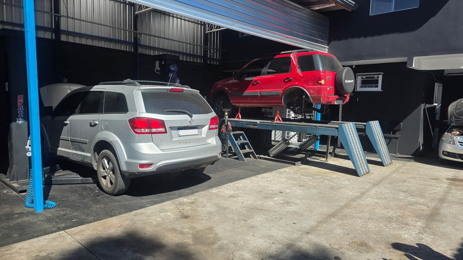 Veículos sendo atendidos na oficina automotiva